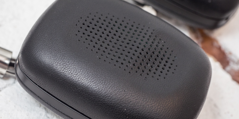 Illustration for article titled Bowers & Wilkins' First Wireless Headphones Are Brilliant—Except for One Thing